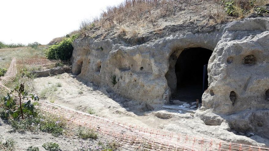 Vista de las estructuras rupestres excavadas en Churriana, Málaga