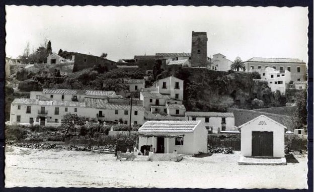 Panorámica de la zona histórica de la Torre de los Molinos desde la playa de El Bajondillo, década de 1930.