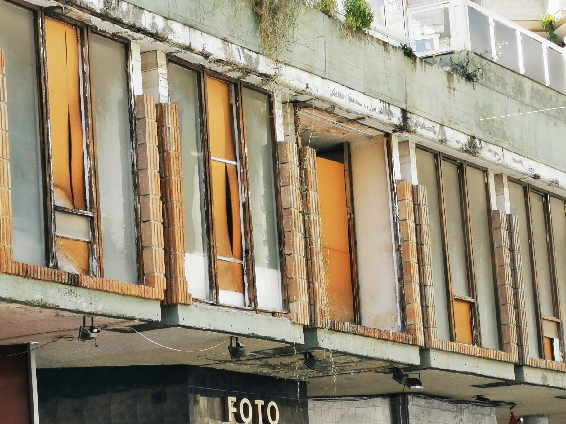 Los Manantiales, Torremolinos. Desperfectos en la fachada de las habitaciones del antiguo hotel, 2021.