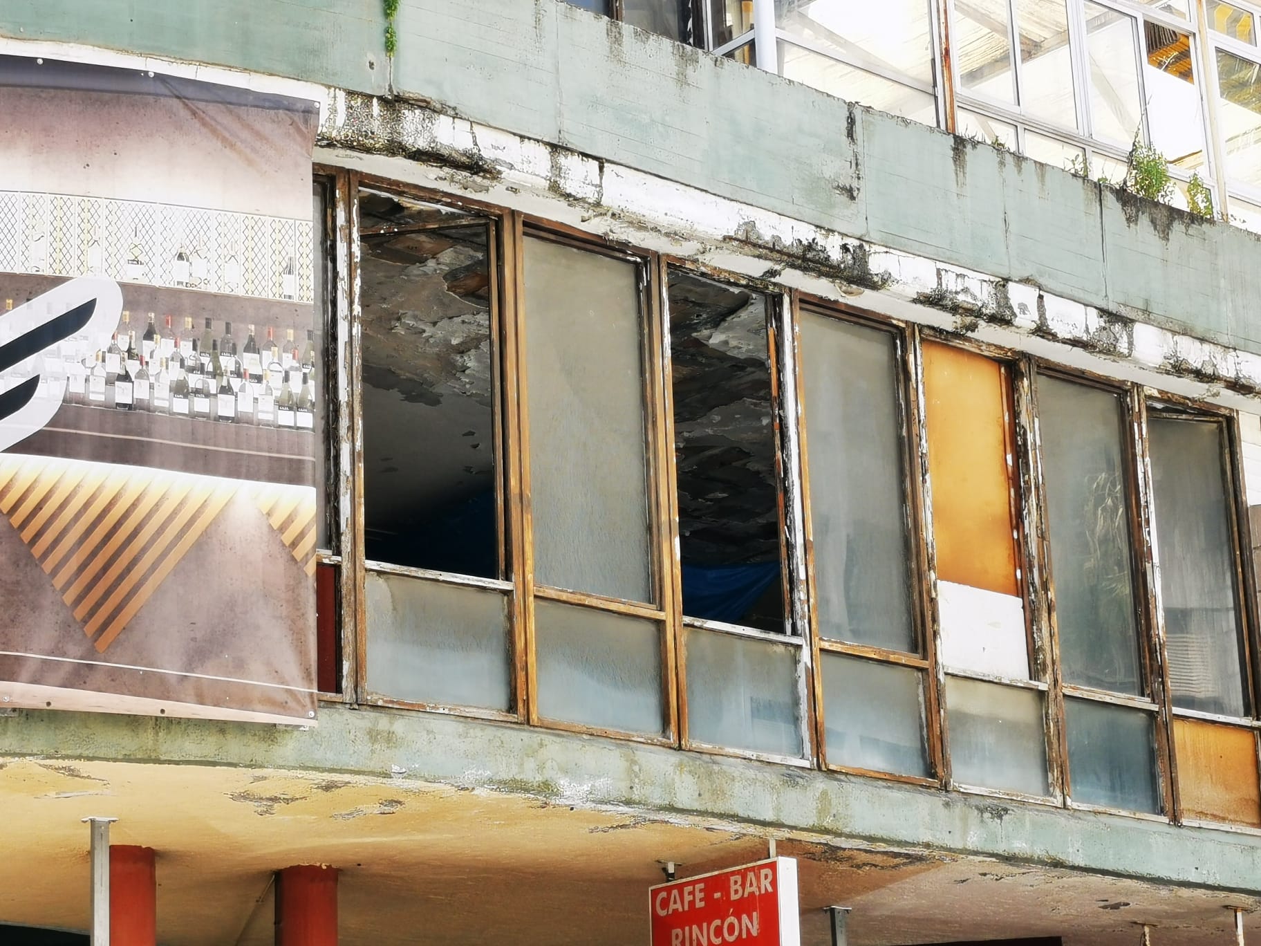 Los Manantiales, Torremolinos. Desperfectos en la fachada del restaurante del antiguo hotel, 2021.