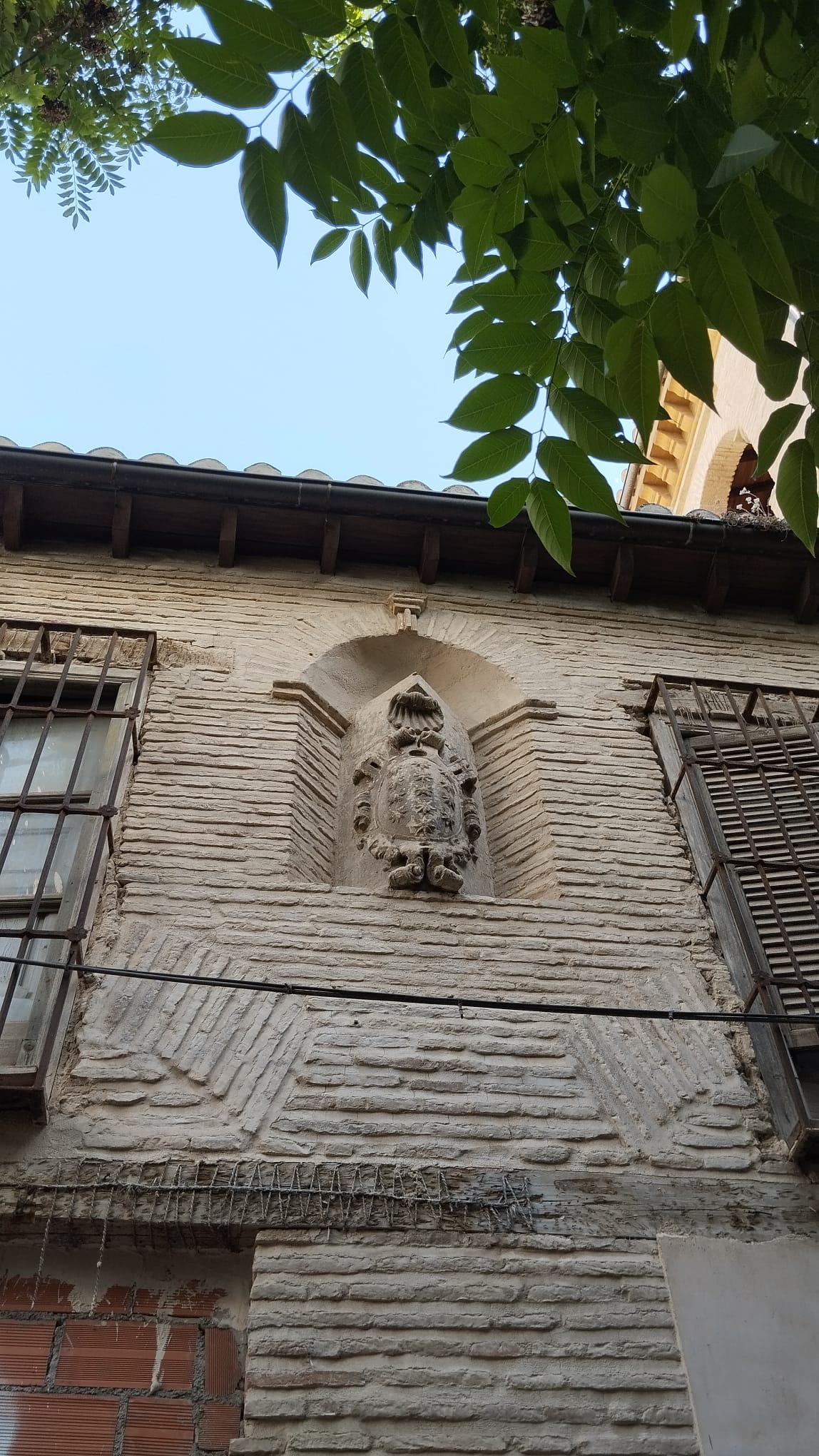 Heráldica de la familia Salazar en la fachada del Palacio de los Vargas.