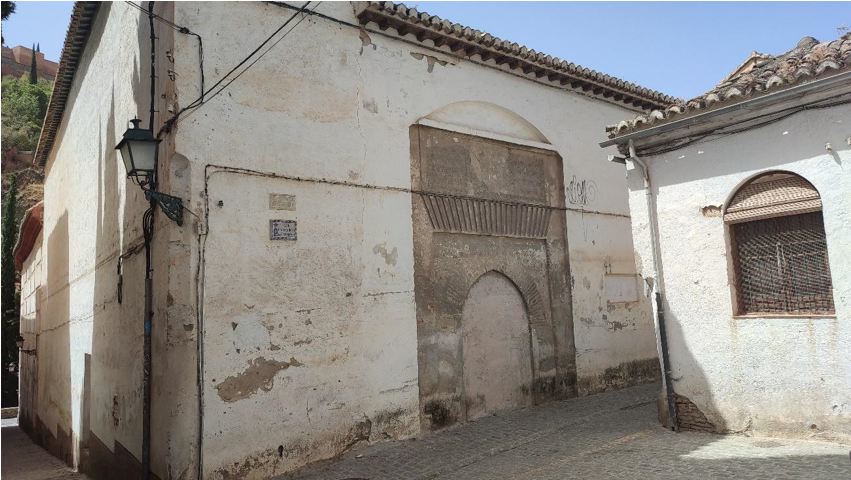 Vista panorámica del entorno de la Puerta donde se aprecia el recorrido del cableado, los grafitis y deterioros generalizados en todo el muro.