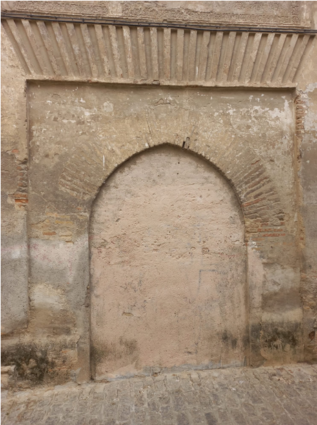 Detalle del arco enmarcado por alfiz de la Puerta del del Convento de Santa Catalina de Zafra, Granada.