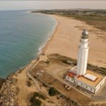 Vista aérea del Faro de Trafalgar en su entorno paisajístico.