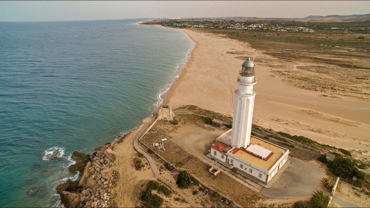 Vista aérea del Faro de Trafalgar en su entorno paisajístico.