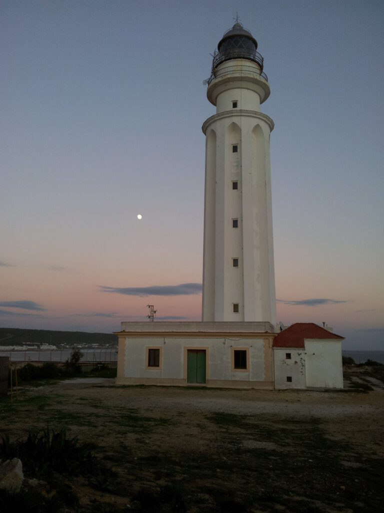 Faro de Trafalgar con la entrada a la construcción anexa.