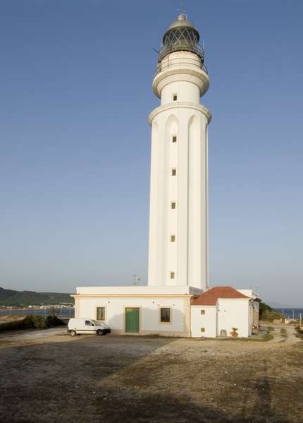 Faro de Trafalgar con la entrada a la construcción anexa.